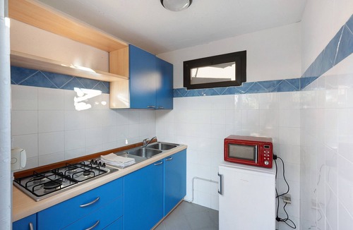 Laura Apartment | Marina Living Rooms – Economy Double Room with Shared Pool, Wi-Fi and Air Conditioning