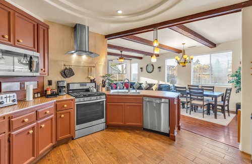 North Natomas House | Mediterranean Style Modern House - 5 mins From Airport & Downtown