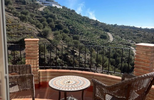 Sayalonga Apartment | Meerblick und Bergblick. Ferienunterkunft in Malaga/sayalonga. Apartment