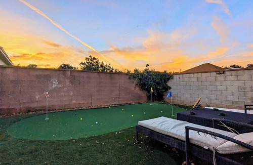 Del Aire House | Mid Century House 10min from LAX + Beach with AC, WiFi and Putting Green