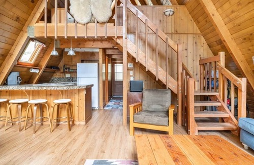 Fern Valley Cabin | Mid-century A-frame with a huge secluded fenced yard! Private spa, AC & pet friendly. Near Humber Park & Village.