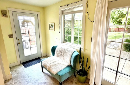 Southeastern Sacramento House | Midtown Retreat, Spacious, Silkie Petting Zoo, WiFi, 5 Star