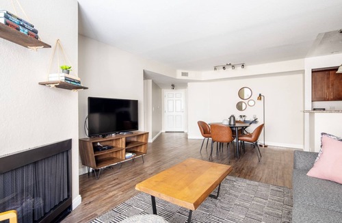 West Los Angeles Apartment | Mod Sawtelle 2BR w/ Community Area near Downtown LA by Blueground