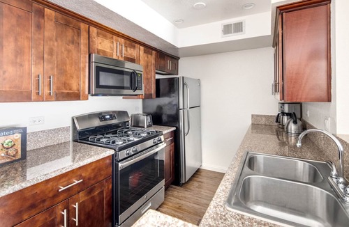 West Los Angeles Apartment | Mod Sawtelle 2BR w/ Community Area near Downtown LA by Blueground