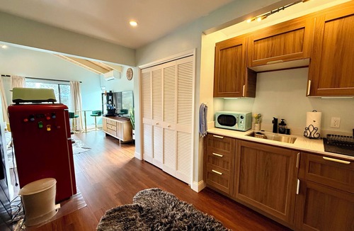 Northeast Carmel House | Modern 1BR Carmel Escape: Dog Friendly En-suite, Valley Views & Mins to Downtown