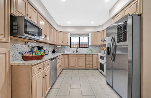 Castro Valley House | Modern 4 Bedroom Vacation home @ Castro Valley, King or Queen for all