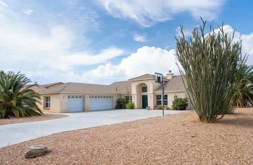 Yucca Valley House | ❤️Modern 4BR Joshua Tree House w/heated Pool!