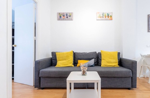 Capuchinos Apartment | Modern Apartment "Capuchinos IZQUIERDA" in the City Centre with Balcony, Air Conditioning & Wi-Fi