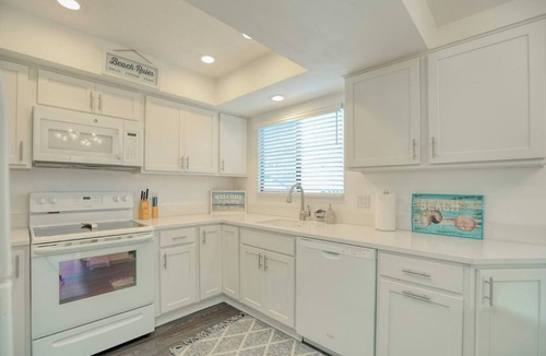Downtown Condo | Modern Coastal Condo in Downtown Pismo Beach | Gated Parking | Walk to Beach