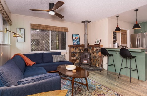 Fish Camp Cottage | Modern Comfort at Ninis Cottage Fish Camp Steps from Yosemite