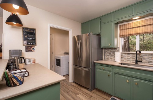 Fish Camp Cottage | Modern Comfort at Ninis Cottage Fish Camp Steps from Yosemite