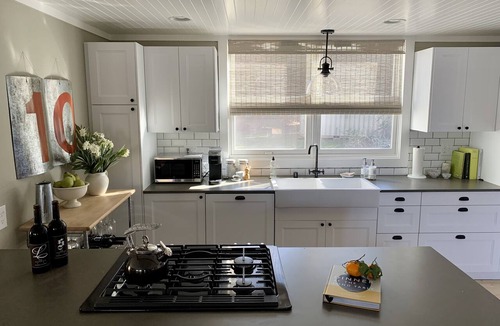 Windsor House | Modern Farmhouse: 2021 remodel, great pool, privacy, 5min to Healdsberg