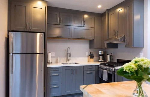 Tamalpais-Homestead Valley Cottage | Modern Garden View Home w/free parking, unique art & furniture: a Superhost