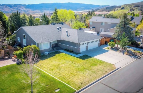 Reno House | Modern Getaway for 11- Hot Tub, Games, Gym