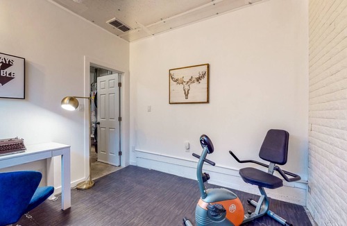 West Sacramento House | Modern Home with Private Pool, Gym/Office