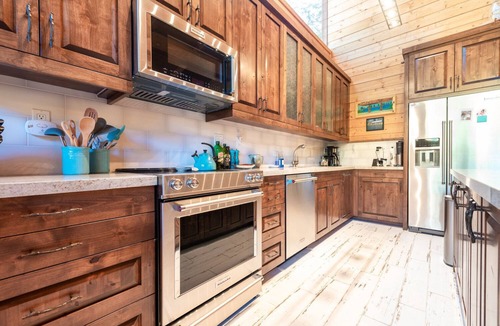 Fern Valley Cabin | Modern Mountain Retreat w/Amazing Views Hot Tub Deck Pets Welcome