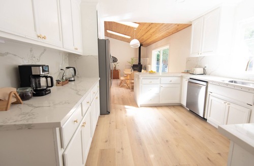 Pollock Pines House | Modern Mountain Retreat - Wineries, Lakes, Hot tub, Nature