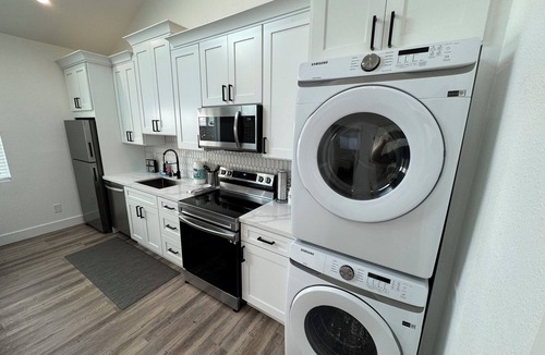 Pleasant Hill Condo | Modern & New ~ Walk to Downtown Entire 2BD guesthouse in Pleasant Hill
