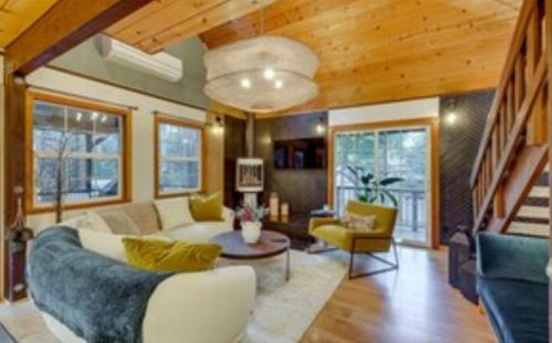 Nevada City House | Modern Peaceful Nordic Cabin Near Lake with Pickleball-Basketball Court