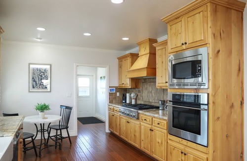 Raisin House | Modern Pet-Friendly Farmhouse, Pool, Games, Sleeps 8, 3 Bed and 2 Bath, Basement