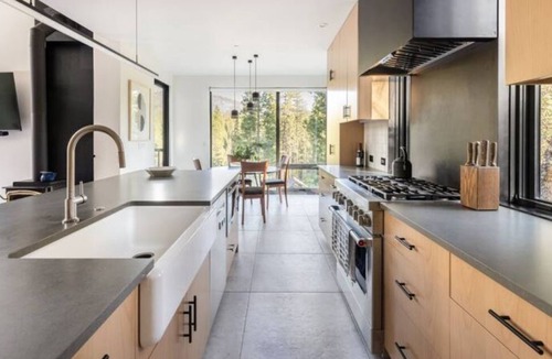 North Wawona Cabin | Modern Sophistication Bathed in Natural Light