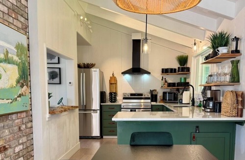 Little River House | Modern & Tranquil ~ Minutes to Mendocino Village ~ EV Charger ~ Hot Tub