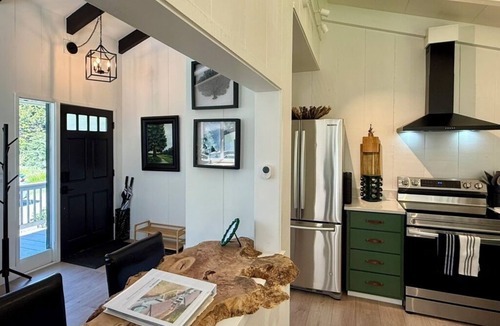 Little River House | Modern & Tranquil ~ Minutes to Mendocino Village ~ EV Charger ~ Hot Tub