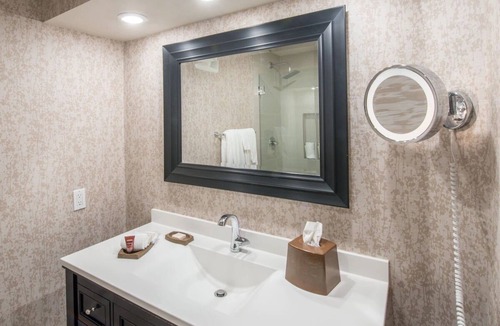 Barron Park Hotel | Modern Unit with Outdoor Heated Pool, Free Breakfast & Parking Near Stanford