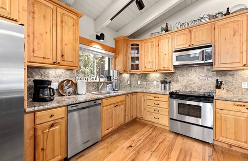 Donner Lake Woods House | MONTHLY LEASE - Canyon Chalet by Tahoe Getaways - Pet-Friendly 4 BR, Walk to Donner Lake!
