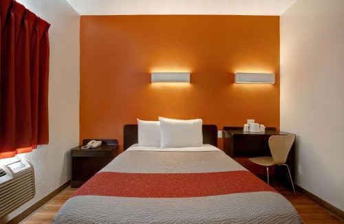 Gilroy Hotel | Motel 6-Gilroy, CA