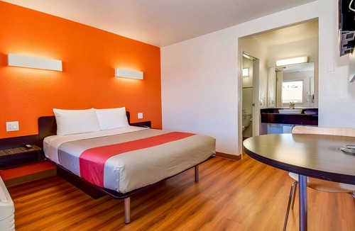 La Sierra Hotel | Motel 6 Riverside, CA - South
