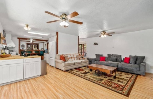 Twin Peaks House | Mountain Getaway | Game Room + Sleeps 10