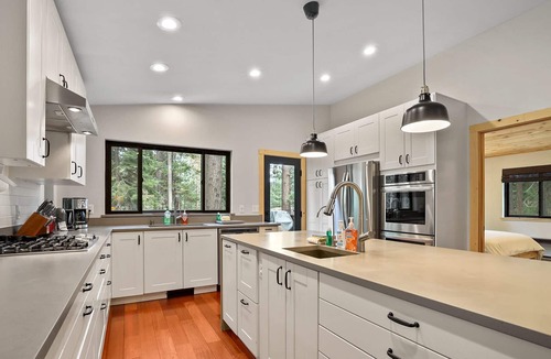 Mountain View Estates Cabin | Mountain Pine Memories - 5-Star, Pets, Hot tub, WFH office