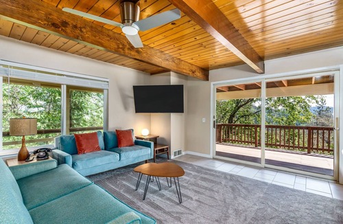 Phoenix Lake-Cedar Ridge Cabin | Mountain Retreat- Mid Century Style. Stunning Views. Hot Tub. On-Site Massage