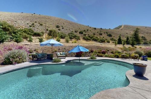King City House | Mountain-View Backyard Oasis! King City Getaway
