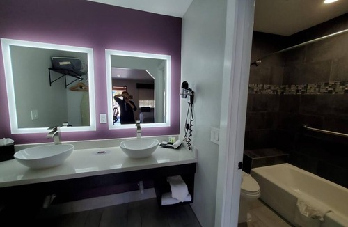 Martinez Hotel | Muir Lodge Motel