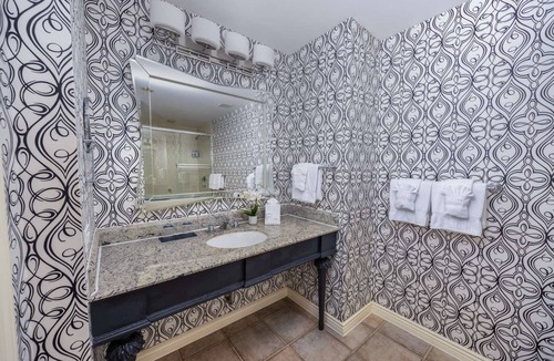 Theater District Hotel | Near Chinatown | Bar + Fitness + Valet Parking