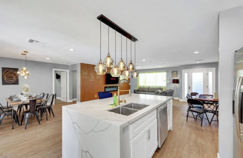 Paradise Villa | Near convention center! Luxury! 6-Bedrooms Modern, Central, big pool & Yard.