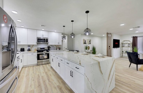 Paradise Villa | Near convention center! Amazing! 6BR 3BT huge yard & pool stay with style!