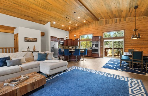 Big Bear Lake House | NEW LUXURY HOME, HUGE GREAT ROOM, 2 MASTER SUITES, SPA, PACMAN. 5 STAR REVIEWS!