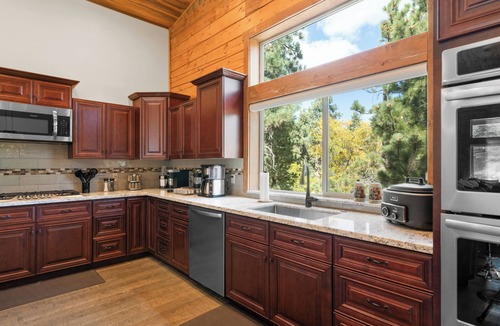 Big Bear Lake House | NEW LUXURY HOME, HUGE GREAT ROOM, 2 MASTER SUITES, SPA, PACMAN. 5 STAR REVIEWS!