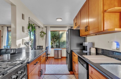 Culver - West Apartment | NEW Rustic Retreat, 15min to Beach, Top Location. Renovated 2bed/1bath Apartment