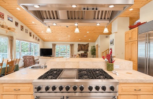 Lower Kingsbury House | NEW Spacious Lake Tahoe Retreat, Pool Table, Close to Town & Beaches (SL101)