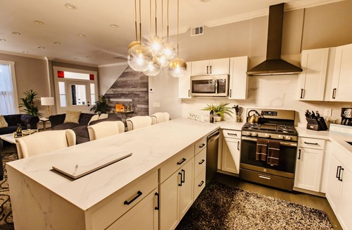 Hillcrest House | NEW STUNNING MANSION! Amazing Location, Yard and Amenities AC Parking Tub Games