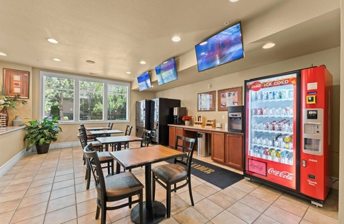 Reno/Tahoe Airport Apartment | New Stylish 1BR Apt With Heated Pool Gym Yoga Studio