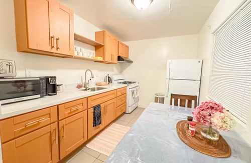 Golden Gate Apartment | Newly Renovated 3BR Sun-Drenched Flat in Oakland. Central to SF and Berkeley