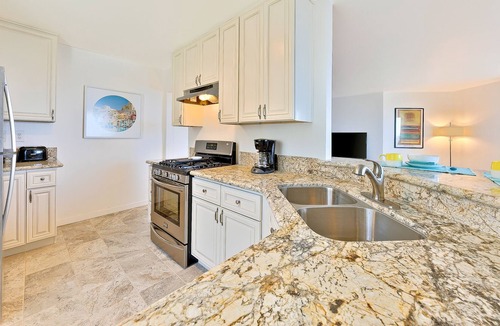 Village of La Jolla Apartment | Oceanfront condo across street from beach with amazing views & walkable location