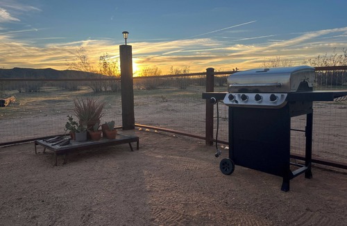 Yucca Valley House | One bedroom semi-detached guest room in Yucca Valley home with outdoor kitchen