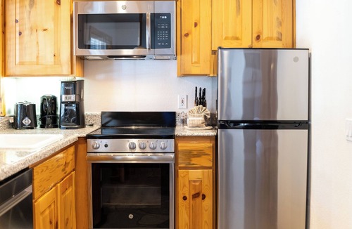 Tahoya Shores Hotel | One Bedroom Sute w/Kitchen, Free Parking & Outdoor Pool | Tahoe Vista Lakefront
