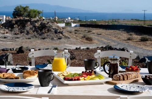 Kamari Villa | Onnos estate by Thireon Charming 3-bedroom villa +splash tub among the vineyards